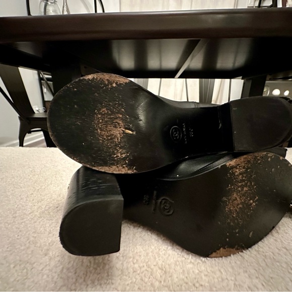 Chanel
Leather ankle boots
38.
Very good condition
Black, Leather - Picture 4 of 4